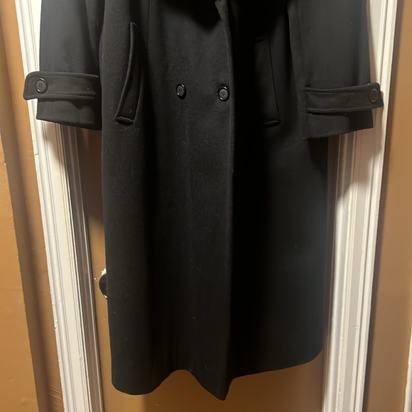 Beautifully crafted ladiess size 14 coat with
Hood. Worn once to attend theatre. - Picture 2 of 4